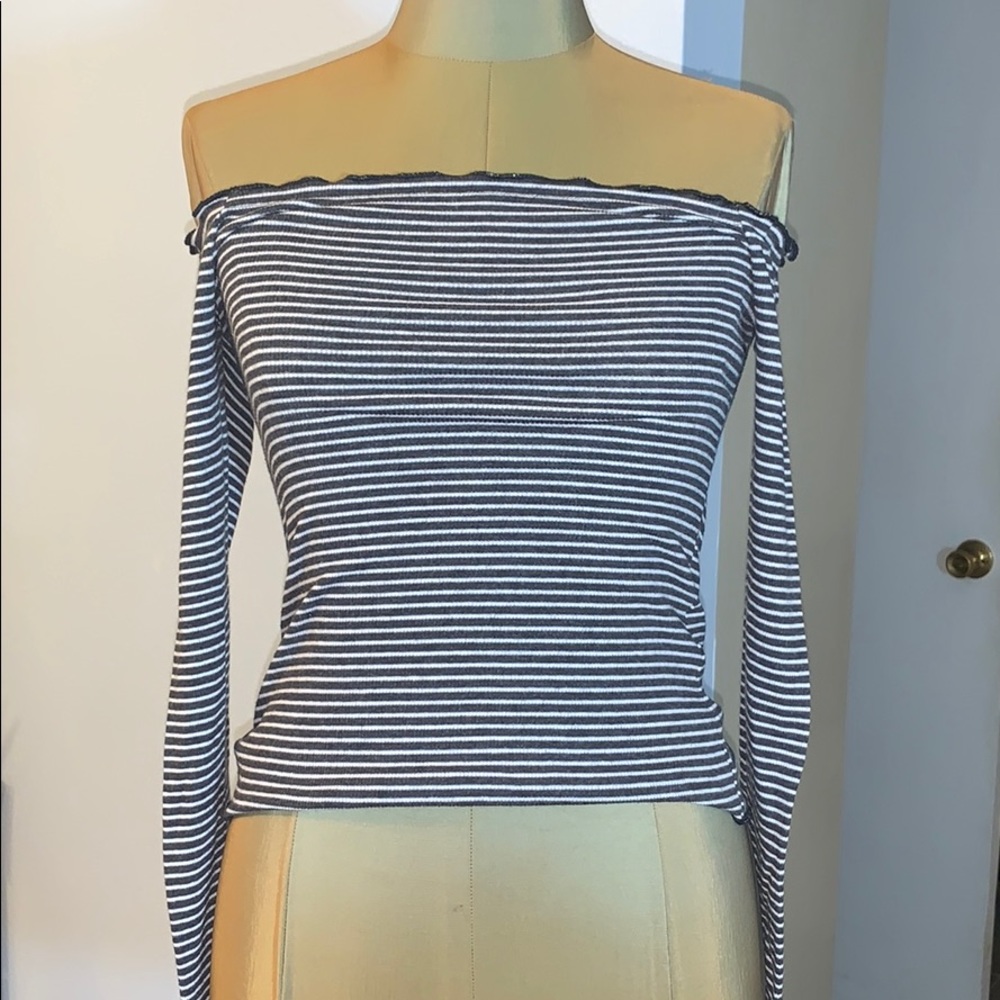 Off the shoulder striped long sleeve !!🖤🤍